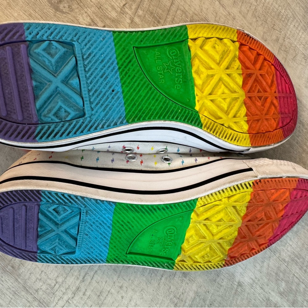 CONVERSE PRIDE Women’s size 9/men’s size 7 low top sneakers